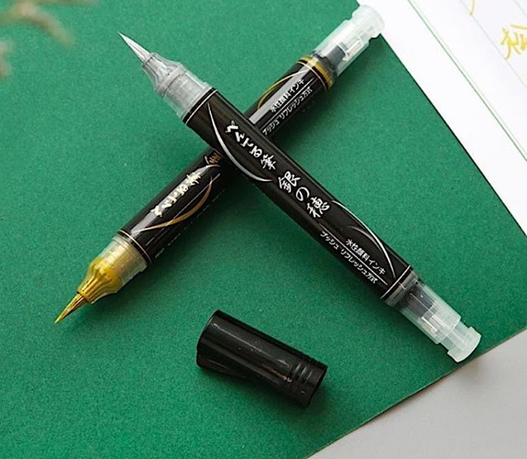 Маркер-кисть с кнопкой подкачки чернил, 1-10 мм, серебро, Pentel — картинка 4