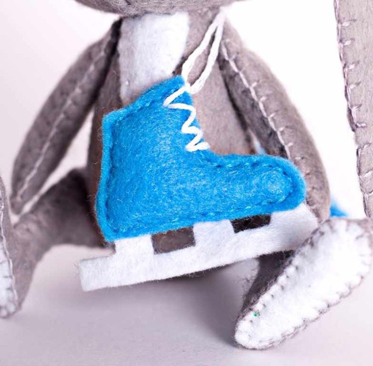 Набор для шитья «Зайчонок с коньками» — картинка 3