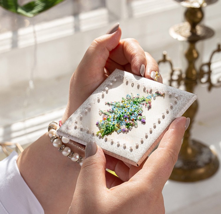 Вышивка Образа в каменьях «Бутоньерка с незабудками» (магнит) — картинка 2