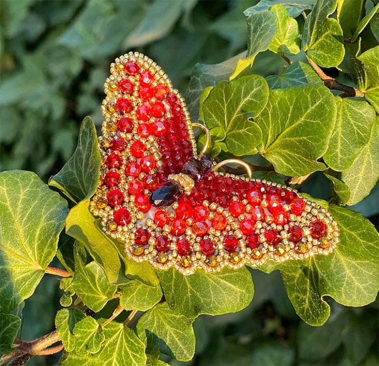 Вышивка Образа в каменьях «Бабочка Скарлет» (брошь) — картинка 2