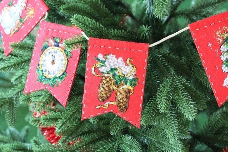 Набор для вышивания «Гирлянда. Новогоднее настроение (7 флажков)» — картинка 3