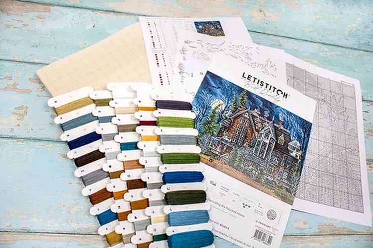 Набор для вышивания «Decorating the Haunted House» — картинка 3