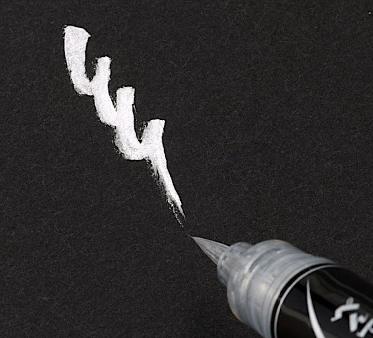 Маркер-кисть с кнопкой подкачки чернил, 1-10 мм, серебро, Pentel — картинка 3