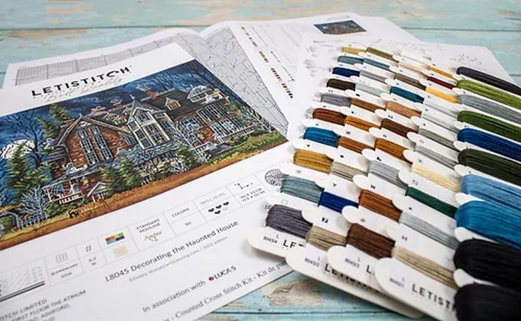 Набор для вышивания «Decorating the Haunted House» — картинка 2