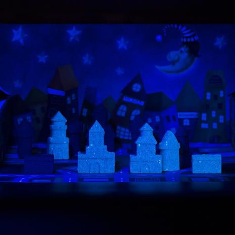 Космический пластичный песок набор «Городские истории» 2 кг светящийся в темноте синим цветом — картинка 12