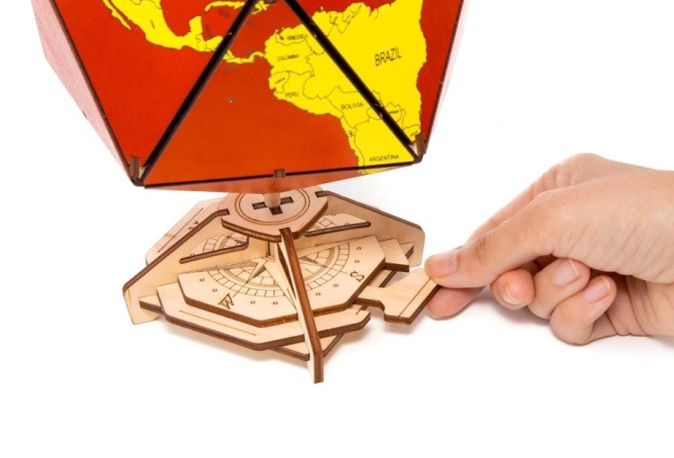 Конструктор деревянный 3D EWA «Глобус Икосаэдр с секретом», (шкатулка, сейф), красный — картинка 3