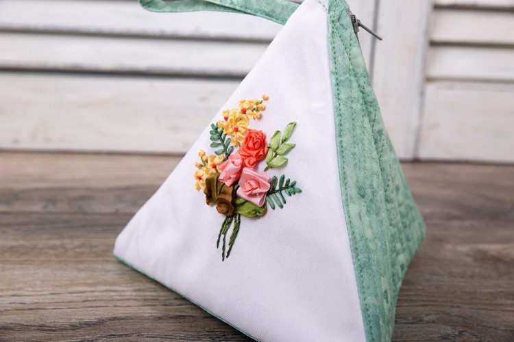 Вышивка лентами «Букетик роз» — картинка 3