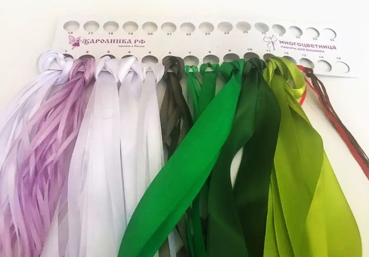 Вышивка лентами «Белые розы и сирень» — картинка 8