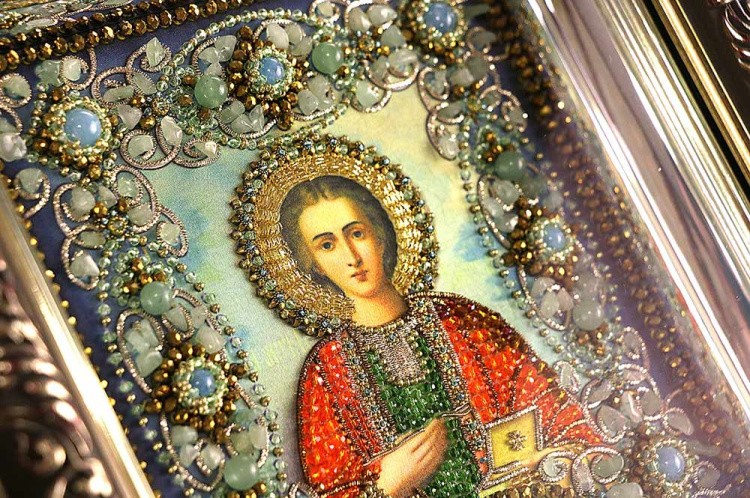 Вышивка Образа в каменьях «Святой Пантелеймон-целитель» — картинка 2