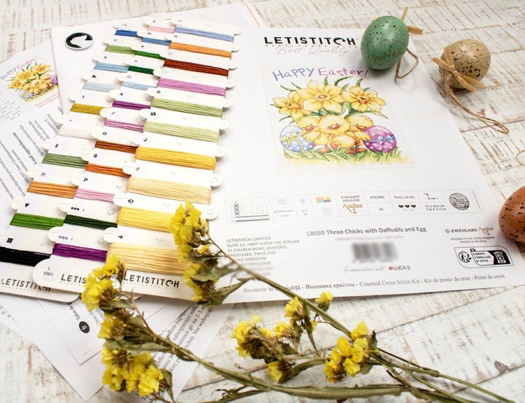 Набор для вышивания «Three Chicks with Daffodils and Egg (Три цыпленка с нарциссами и яйцом)» — картинка 4