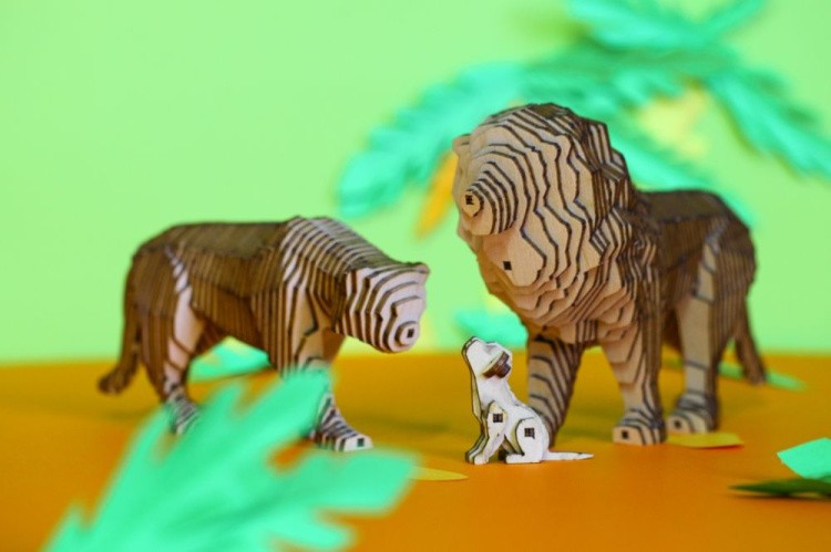 Конструктор из дерева «Львиная семья с набором карандашей» — картинка 2