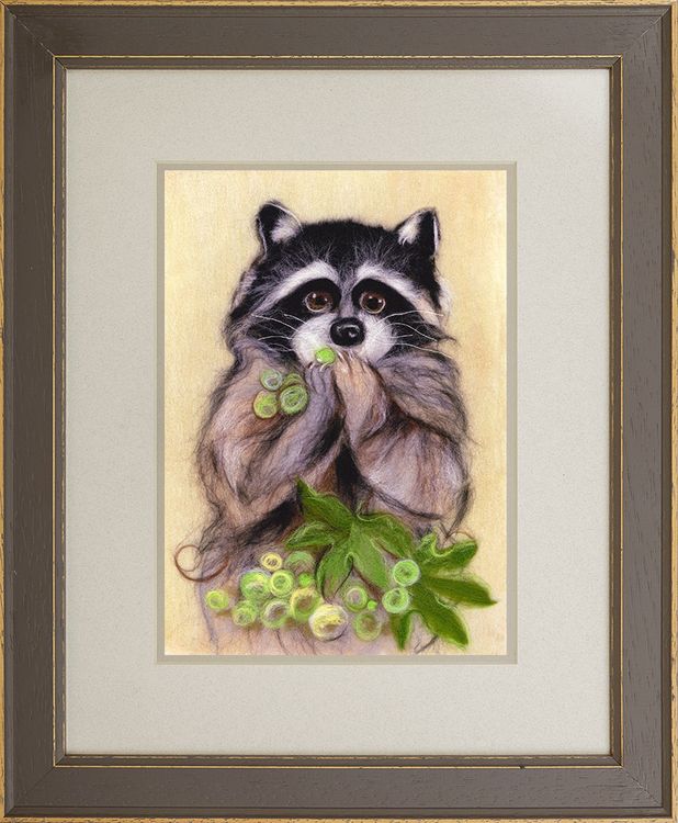 Картина шерстью «Енот сладкоежка» — картинка 2