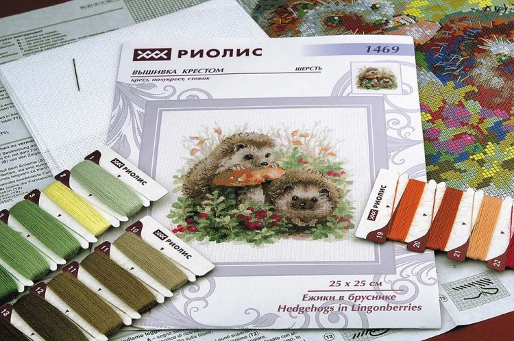 Набор для вышивания «Ёжики в бруснике» — картинка 3