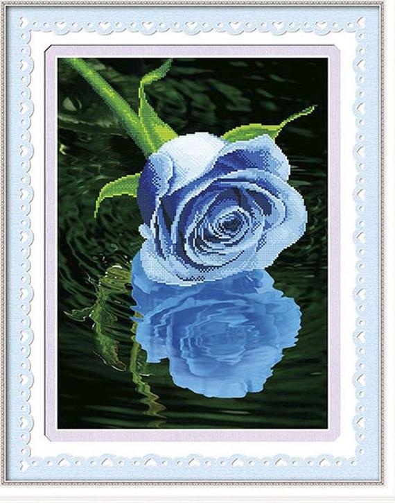 Алмазная вышивка «Синяя роза на воде»