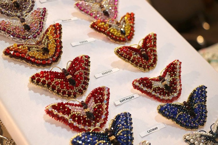 Вышивка Образа в каменьях «Скарлет» (брошь) с кристаллами Сваровски — картинка 2