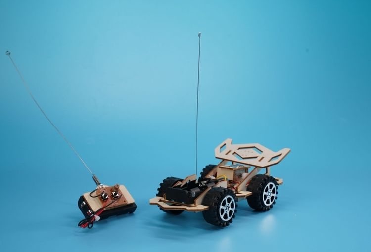 Деревянный конструктор с мотором «Машина на управлении» (задний привод) — картинка 3