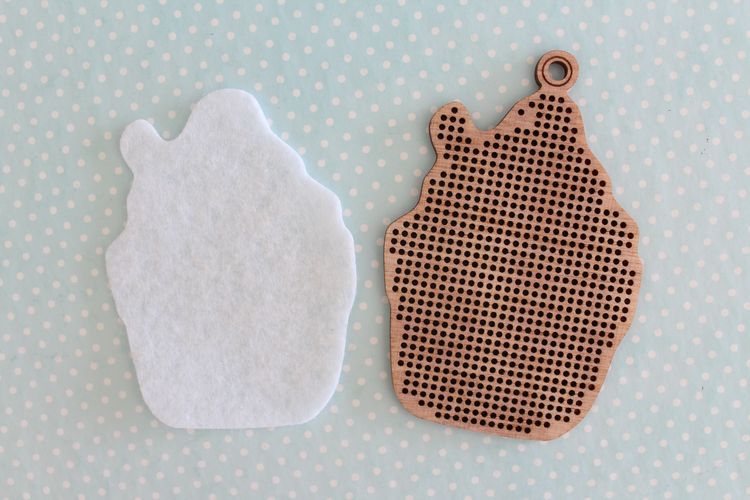 Набор для вышивания «Ёлочная игрушка. Морозный звон» — картинка 2